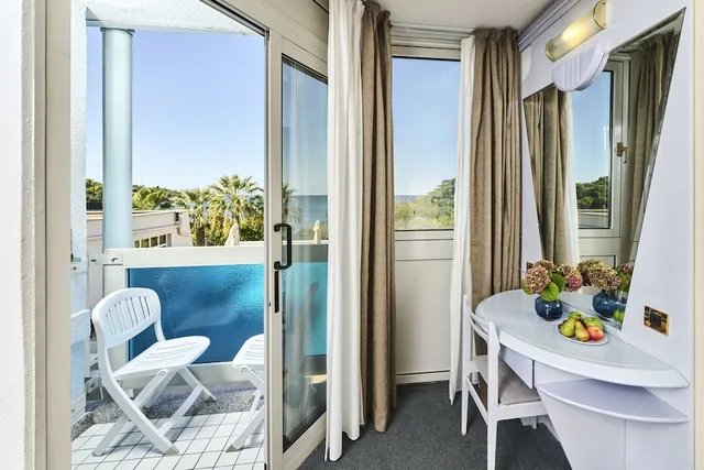 غرفة كلاسيكية بسرير مزدوج بإطلالة على البحر بشرفة، Hotel Plavi Plava Laguna 5/5