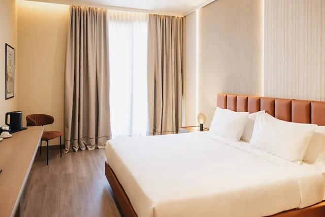 غرفة سوبيريور بسرير كينج بإطلالة على المدينة بشرفة، Grand Duka Hotel & Spa 1/10