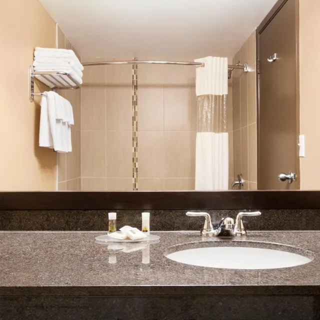 غرفة بسرير كينج وسريرين كوين بحوض استحمام، Days Inn By Wyndham Calgary Northwest 4/10