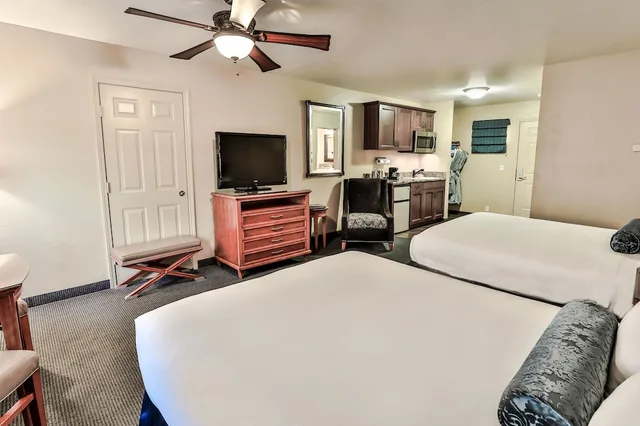 Deluxe, Studio, Suite, 2 Queen Beds, Mountain Side, Kitchenette، The Springs Resort and Spa 2/3