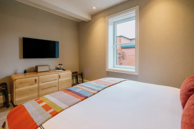 غرفة قياسية بسرير كينج، Eleven Revelstoke Lodge 3/5