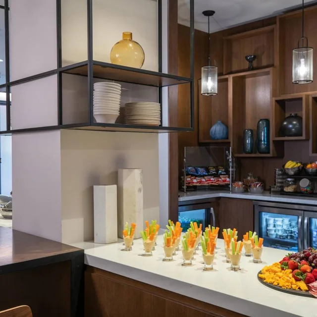 غرفة بسريرين كوين مع دخول صالة النادي، Philadelphia Marriott Old City 5/5