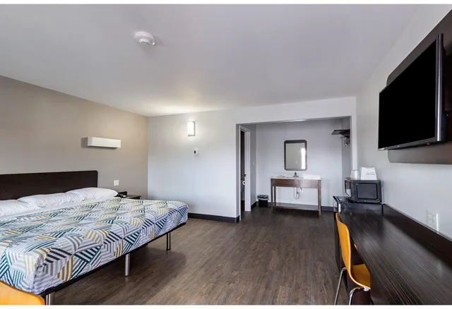 غرفة بسرير كينج لذوي الإعاقة، Motel6 Show Low, AZ 1/6