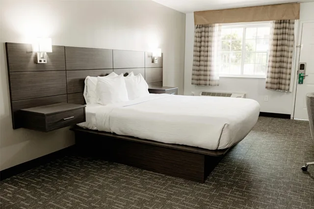 Suite, King Bed, Quality Inn & Suites Lathrop 3/6