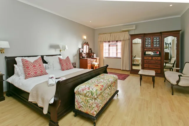 غرفة بسرير كينج، Beaufort Manor Country Lodge 1/1