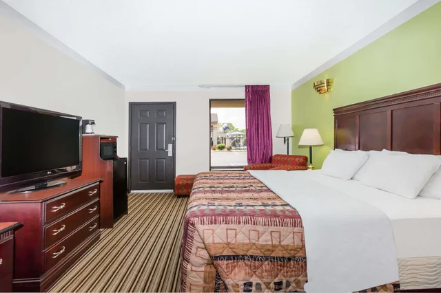 Room, King Bed, Days Inn by Wyndham Oneonta AL 1/4