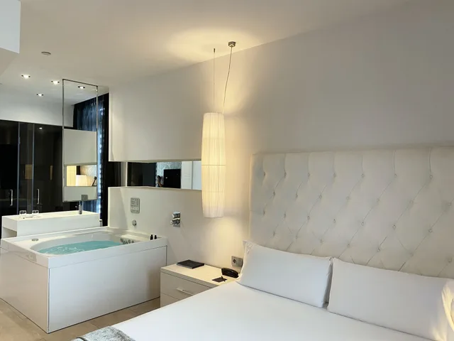 Suite, King Bed, Hot Tub, Sb Plaza Europa 3/10