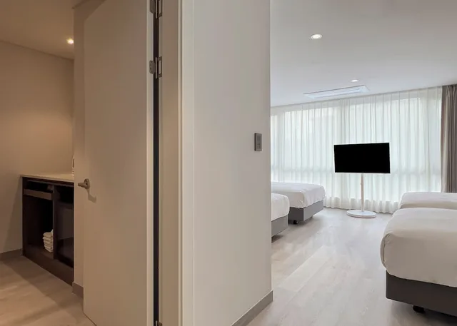 غرفة سوبيريور عائلية رباعية بأربعة أسرّة بإطلالة على الجبل، Ocean Suites Hotel Jeju 2/3
