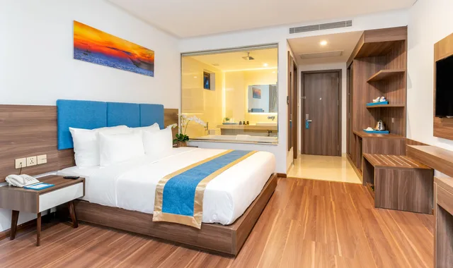 غرفة ديلوكس ثلاثية بسرير كينج وسرير فردي بإطلالة جزئية على البحر، Grand Gold Hotel 1/4