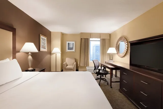 غرفة قياسية بسرير مزدوج بحوض استحمام لذوي الإعاقة، Crowne Plaza Crystal City Washington D C 1/3