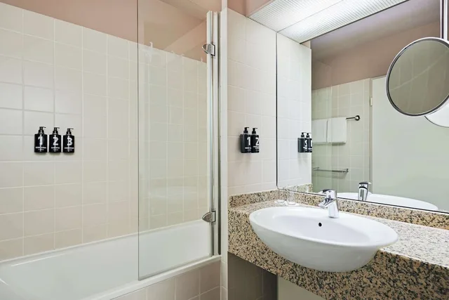 غرفة ديلوكس بسريرين منفصلين، Lindner Hotel Dusseldorf Airport, part of JdV by Hyatt 7/10