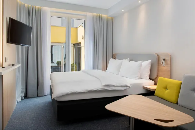 غرفة قياسية بسرير كوين مع أريكة في طابق منخفض، HOLIDAY INN EXPRESS BADEN BADEN 3/9
