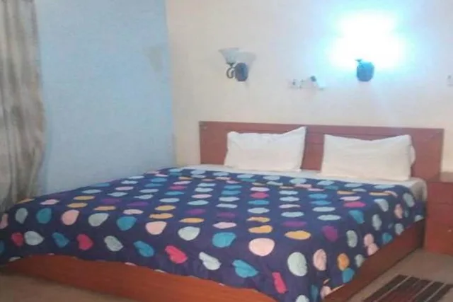 غرفة تنفيذية بسرير كوين، House 1759 1/2
