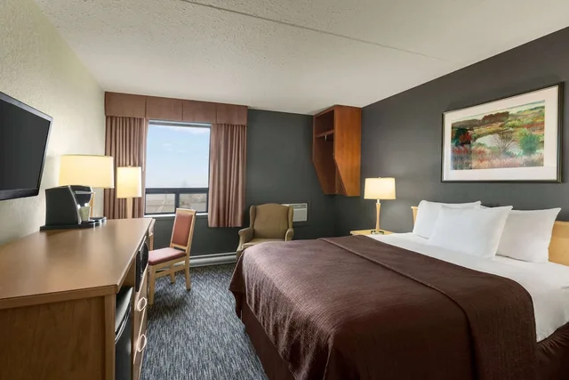 غرفة قياسية بسرير كوين في طابق مرتفع، Travelodge by Wyndham Edmonton West 1/3