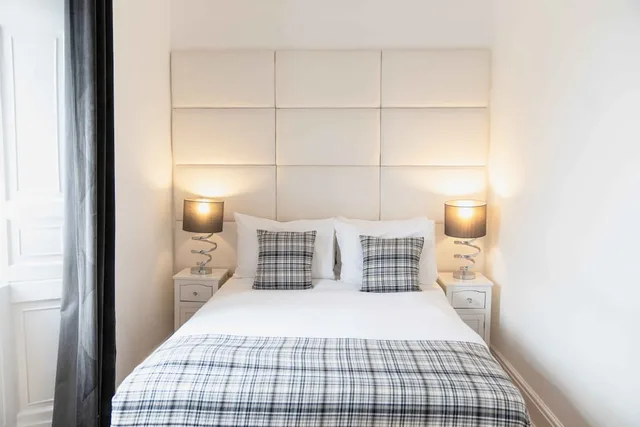 شقة بسرير كوين مع أريكة، Edinburgh Castle Apartments And Suites 2/5