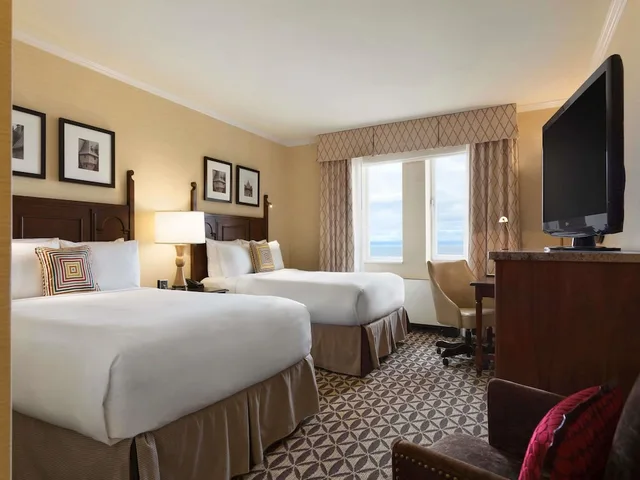 Room, 2 Double Beds, River View, Fairmont Le Manoir Richelieu 2/4