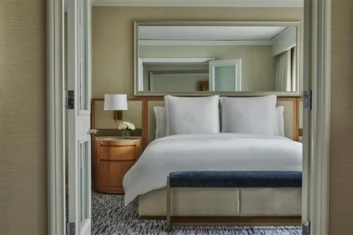 جناح بإطلالة على المدينة لذوي الإعاقة، Four Seasons Hotel Chicago 2/2