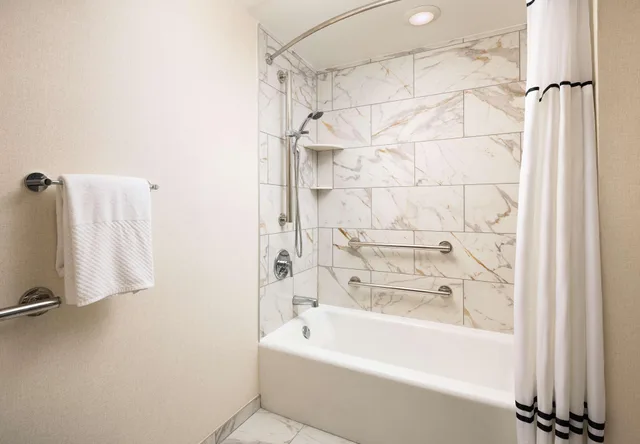جناح بسرير كوين لذوي الإعاقة، Embassy Suites Atlanta Buckhead 2/2