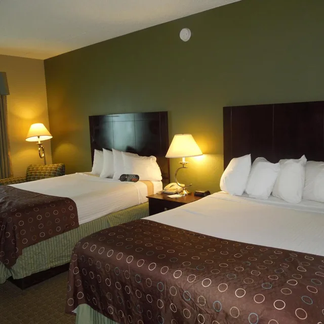 جناح بسرير كوين مع أريكة، Best Western Airport Inn And Suites Cleveland 4/10