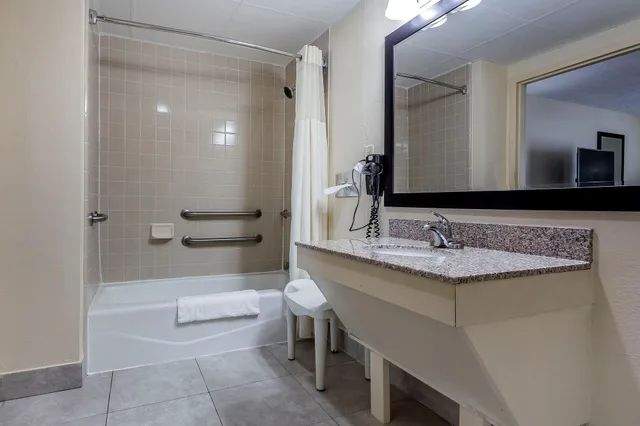 غرفة بسرير كينج لغير المدخنين لذوي الإعاقة، Quality Inn Pinehurst Area 10/10
