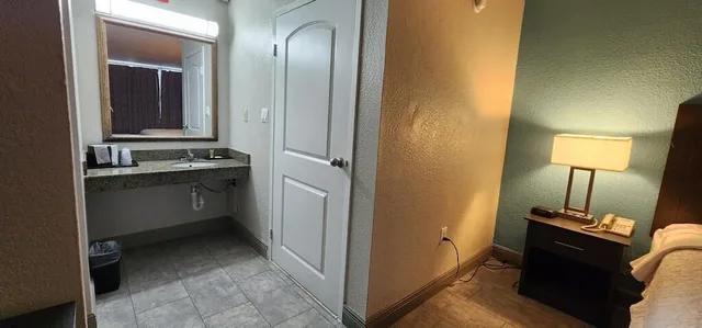 غرفة قياسية بسرير كينج، Travelodge by Wyndham Kingsland GA 7/7