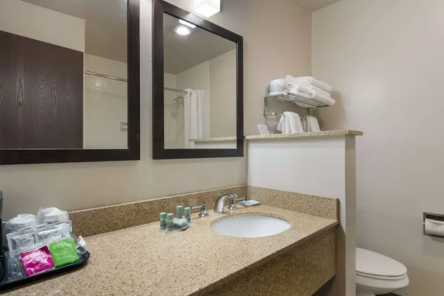 Room, 2 Queen Beds, Water View, Balcony، Best Western New Oregon 2/2