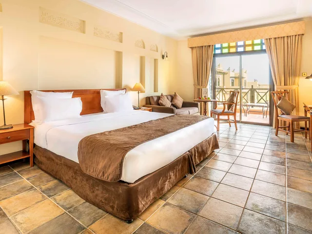 غرفة سوبيريور بسرير مزدوج بإطلالة، Novotel Al Dana Resort 2/4