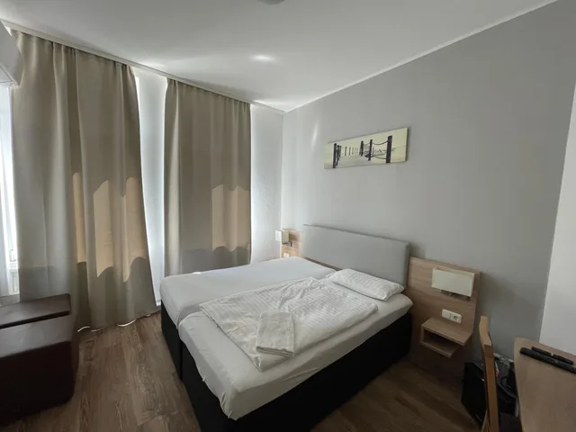 غرفة قياسية بسرير مزدوج أو سريرين منفصلين، Central Hotel Duisburg 6/10