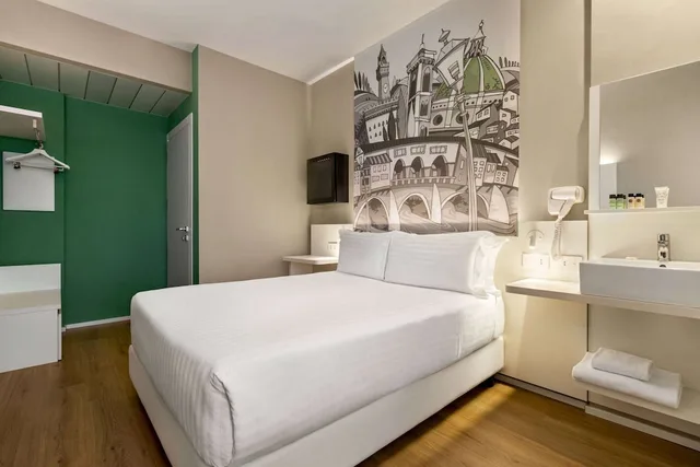 Standard, Queen Bed, Wyndham Garden Florence 3/6