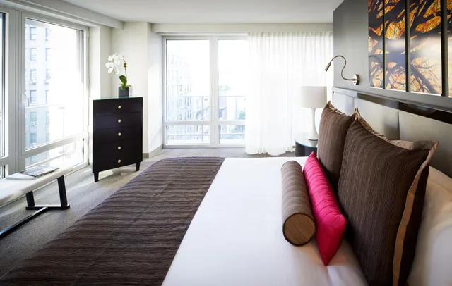 Suite, King Bed, Park Avenue View, Sofa، Royalton Park Avenue 2/3
