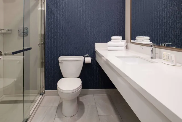 غرفة بسريرين كوين بحوض استحمام لذوي الإعاقة، Fairfield Inn & Suites Spokane Downtown 4/8