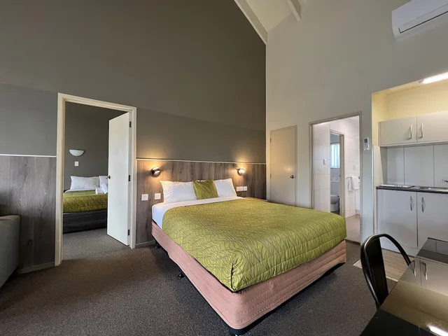 Spa, Family, 2 Queen Beds, Airport Manor Inn 7/10