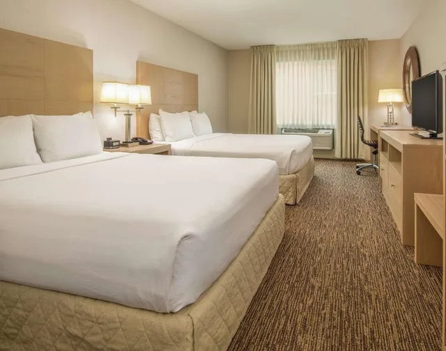 غرفة بسريرين كوين بحوض استحمام لذوي الإعاقة، DoubleTree by Hilton Hotel Portland - Tigard 3/7