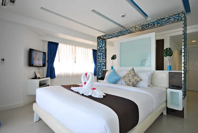 جناح جونيور، Hinn - Namm Hotel 1/2