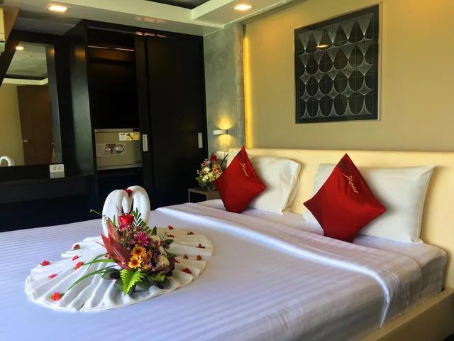 2 Bedrooms, Deluxe, Apartment, King and Queen Bed, Ocean Front، The Front Hotel And Apartment 3/10