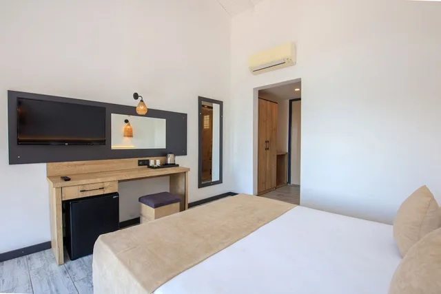 غرفة قياسية بسرير مزدوج بإطلالة على البحر بغرفة نوم واحدة مع أريكة، Meri Hotel Oludeniz 2/3