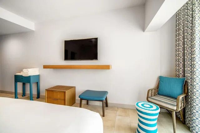 غرفة قياسية بسرير كينج، Chesapeake Resort 4/6