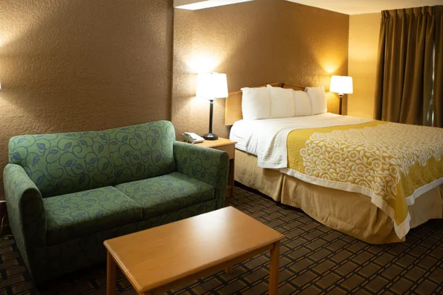 غرفة بسرير كوين بحوض استحمام لذوي الإعاقة، Days Inn by Wyndham Fairmont 5/8