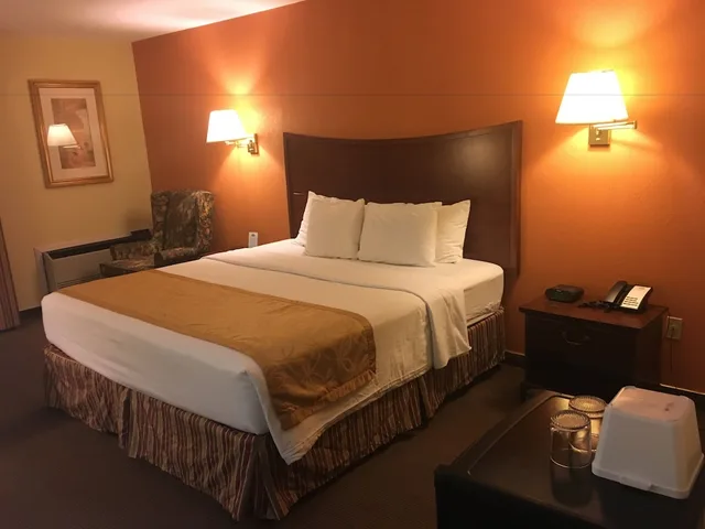 غرفة قياسية بسرير كينج، Days Inn & Suites by Wyndham Red Rock-Gallup 2/3