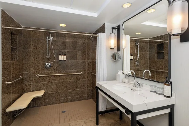 Room, King Bed, Water View, Accessible، Hotel 1000 Seattle 4/6