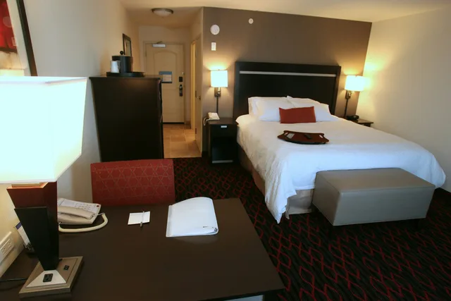 غرفة بسرير كينج، Hampton Inn Suites By Hilton Red Deer 3/6