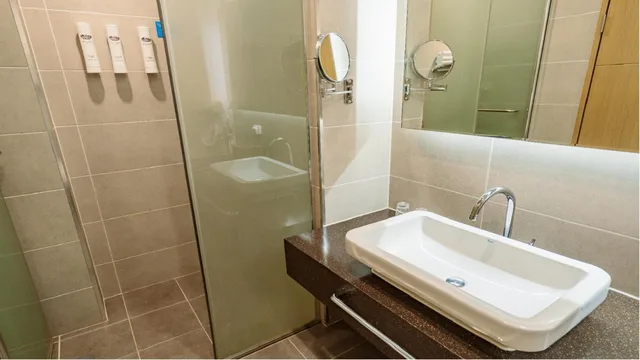 غرفة سوبيريور بسرير مزدوج وسرير فردي بإطلالة على الجبل، Ramada Plaza by Wyndham Dolsan Yeosu 4/4