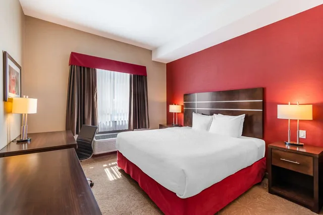 غرفة بسرير كينج بمطبخ صغير لذوي الإعاقة، Best Western Plus Kindersley Hotel 1/5
