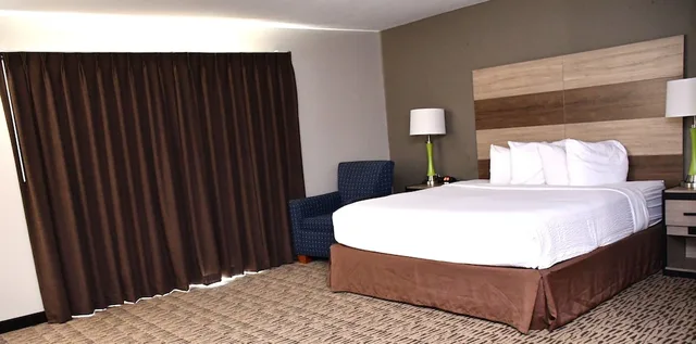 جناح ديلوكس بسرير كينج بشرفة بحوض جاكوزي، Baymont Inn and Suites by Wyndham Platteville 3/10