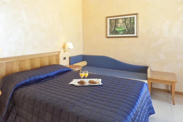 غرفة بسرير مزدوج بإطلالة على البحر، Grand Hotel Moon Valley 1/2