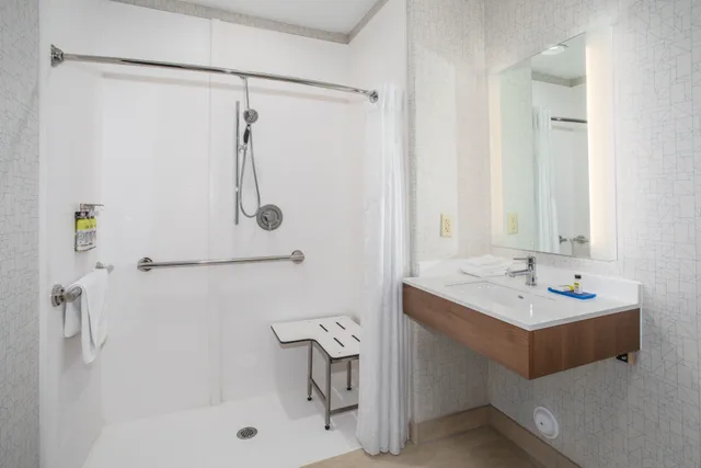 غرفة بسرير كينج لذوي الإعاقة، Holiday Inn Express & Suites Phoenix - Glendale Sports Dist 3/3