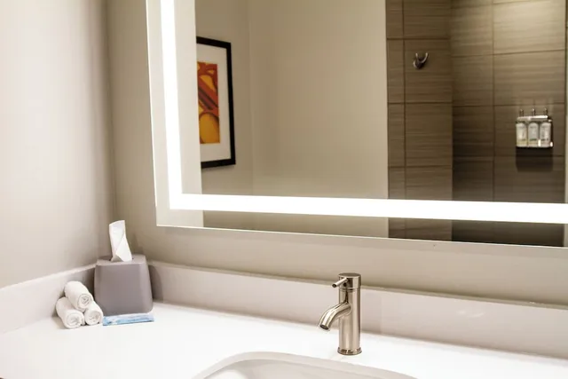 جناح بسرير كينج مع أريكة، Holiday Inn Express Suites Overland Park 8/8