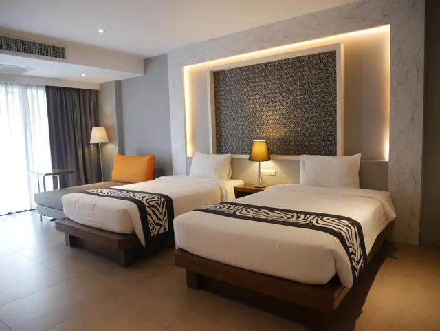 غرفة ديلوكس بسريرين منفصلين مع أريكة، Season Five Hotel 1/2