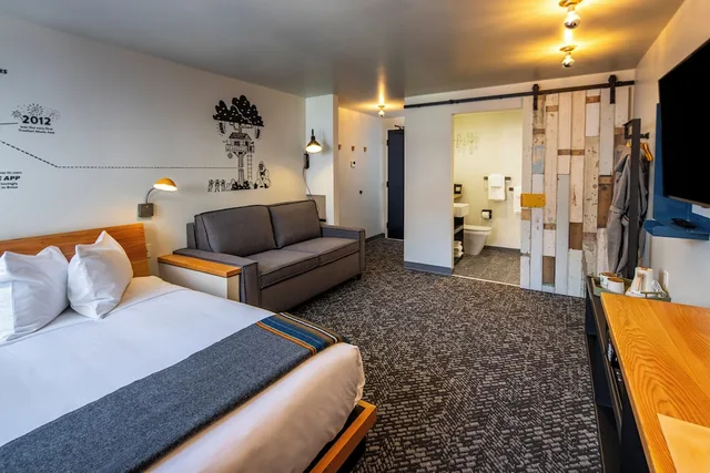 غرفة بسرير كينج مع أريكة، The SPARROW Hotel 2/3