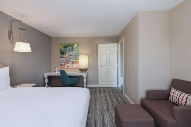 جناح بسرير كينج بغرفة نوم واحدة مع أريكة، Hilton Garden Inn St. Charles 1/4